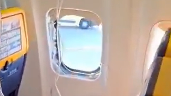 Ryanair Fenster gebrochen