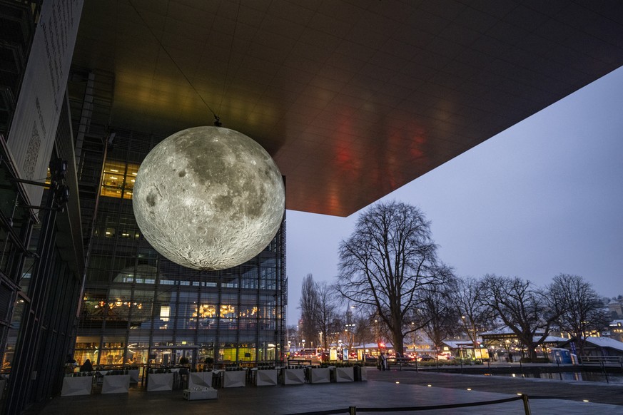 Die Lichtprojektion �Museum of the Moon &quot; des Kuenstlers Luke Jerram am Dach des KKL anlaesslich dem Pre-Opening des Lilu Lichtfestival Luzern vom Mittwoch, 10. Januar 2024 in Luzern. Am Lichtfes ...