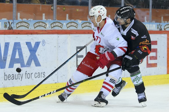 Lausannes Robin Grossmann, links, und Berns Alain Berger, rechts, kaempfen um den Puck, beim Eishockey Meisterschaftsspiel der National League zwischen dem SC Bern und den Lausanne HC, in der Postfina ...