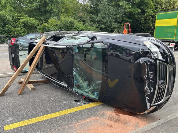 Am Mittwochmorgen missachtete ein 29-jähriger Automobilist auf der Suhrenbrücke in Aarau ein Rotlicht und kollidierte mit einem vortrittsberechtigten Fahrzeug. Sein Auto kam auf der Seite liegend zum  ...
