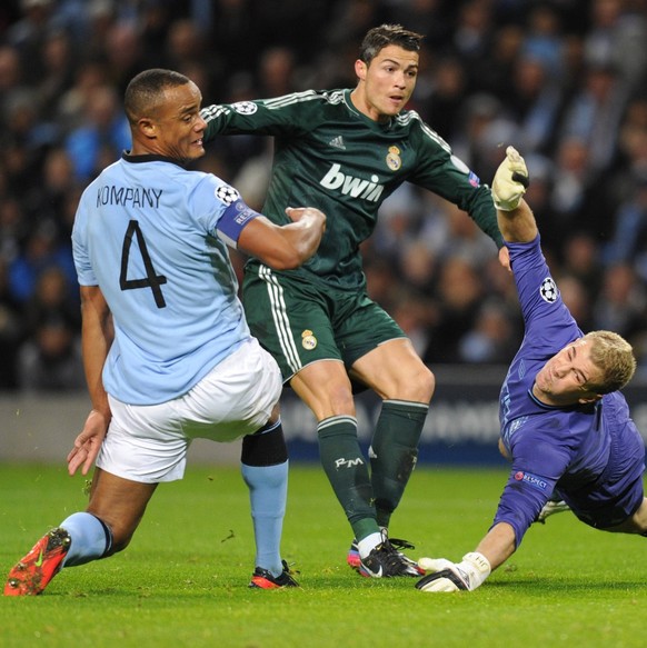 Bildnummer: 11953391 Datum: 21.11.2012 Copyright: imago/Sportimage
Cristiano Ronaldo of Real Madrid gets his shot away between Vincent Kompany of Manchester City and Joe Hart of Manchester City - UEFA ...