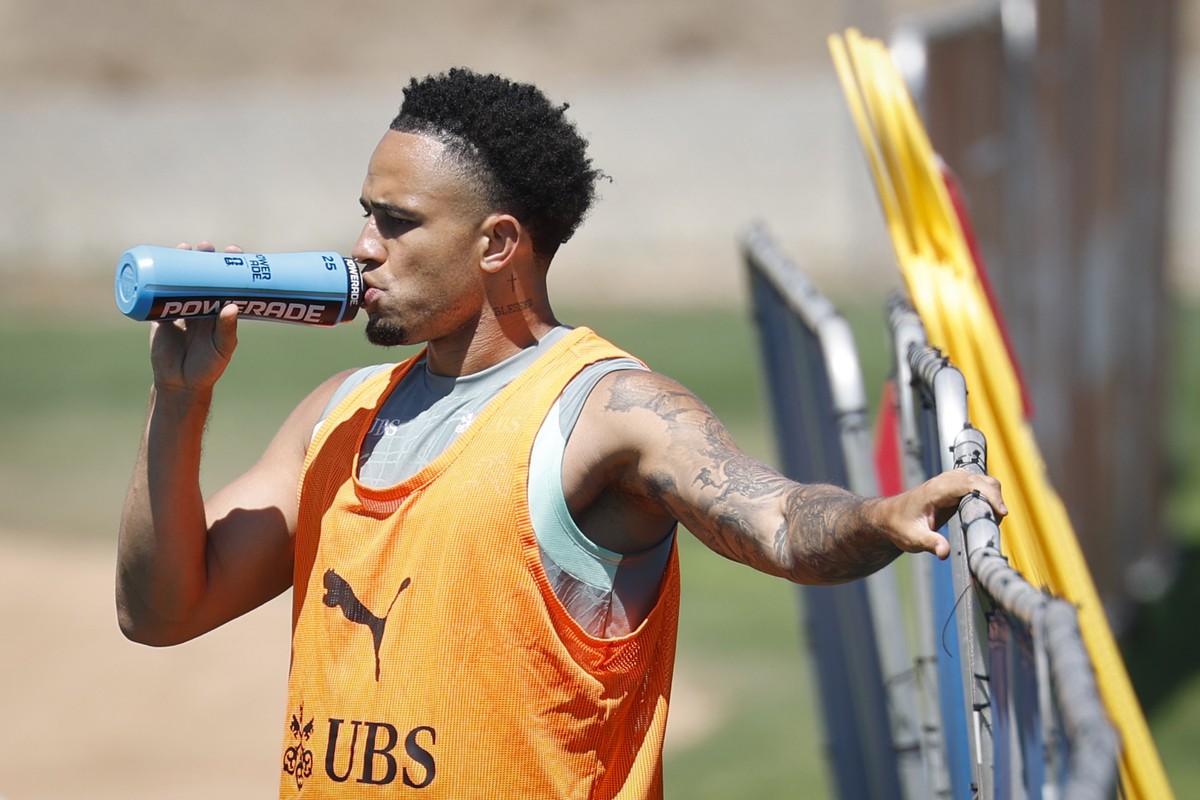 Switzerland's Noah Okafor drinks during a hydration break during a training session of the Swiss national soccer team at the SDJA in San Diego, California, USA, Friday, June 26, 2026, during the  ...
