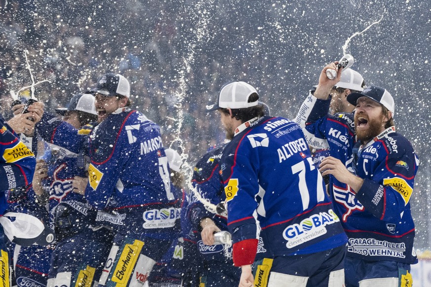 Die Spieler von Kloten jubeln mit dem Pokal nach ihrem Sieg im fuenften Eishockey Playoff-Finalspiel der Swiss League zwischen den EHC Kloten und dem EHC Olten am Mittwoch 20. April 2022, in der stimo ...