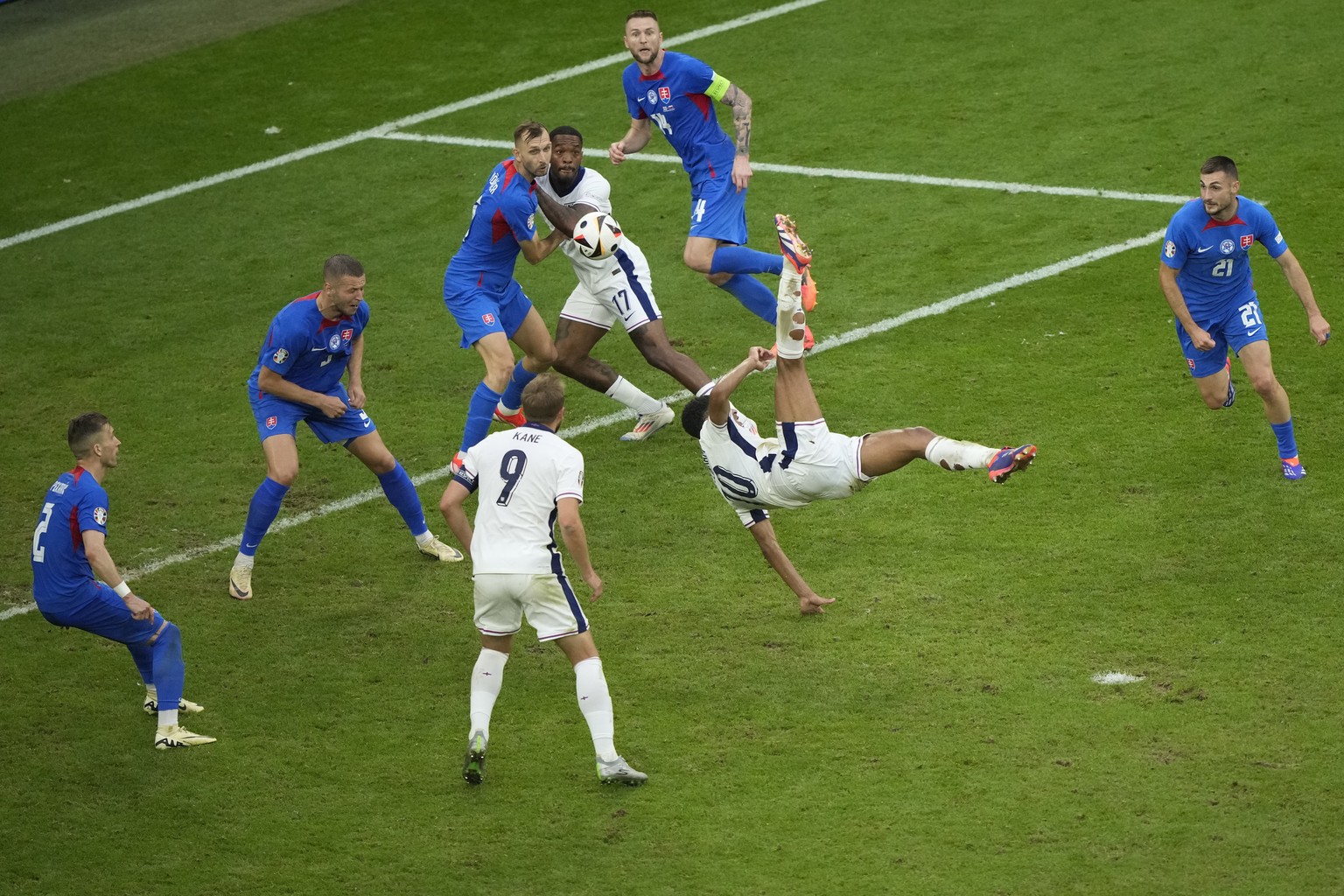 England&#039;s Jude Bellingham, centre right, scores his side&#039;s first goal with an overhead kick during a round of sixteen match between England and Slovakia at the Euro 2024 soccer tournament in ...