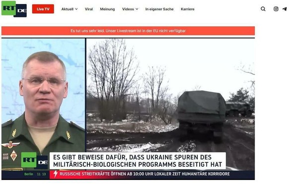 Trotz Sendeverbot in der EU und Rauswurf aus dem Kabelnetz streamt RT Deutschland sein Programm und seine Propaganda-Behauptungen weiter im Internet.