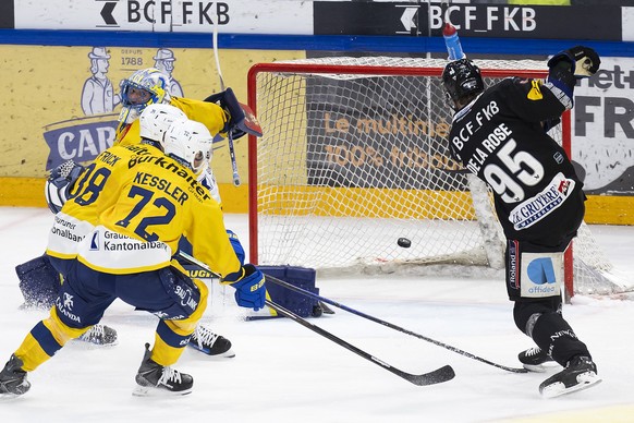 Jacob De la Rose (HCFG), rechts, erzielt das Tor zum 3-0 neben Tino Kessler (HCD), Lukas Frick (HCD) und Torhueter Sandro Aeschlimann (HCD) im Eishockey Meisterschaftsspiel der National League zwische ...