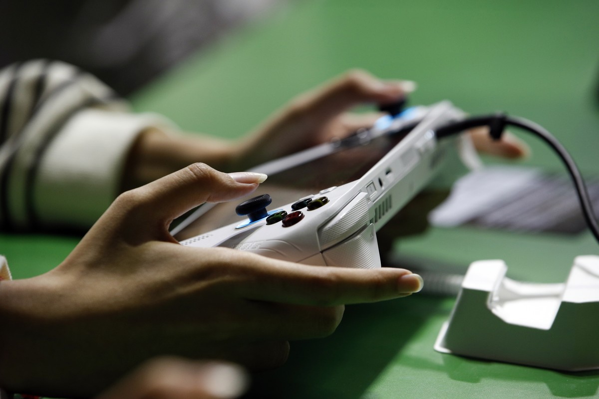 epa12460025 A gamer plays with a ROG Xbox Ally console at the Gamescom Asia X Thailand Game Show 2025 in Bangkok, Thailand, 17 October 2025. The Gamescom Asia X Thailand Game Show 2025 runs from 16 to ...