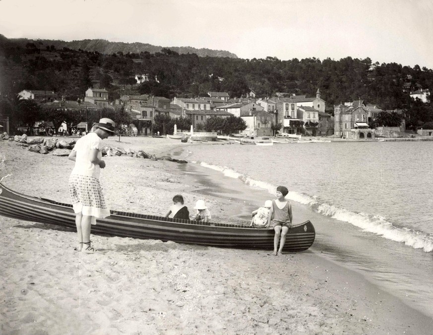 Holidays at the Lavandou French Riviera Holidays at the Lavandou French Riviera Private Collection PUBLICATIONxINxGERxSUIxAUTxONLY Copyright xPhoto12Photosvintagesx WTZ02325045
