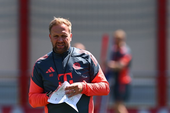 epa12917003 Bayern Munich assistant coach Aaron Danks looks on during the team's training session in Munich, Germany, 27 April 2026. Bayern Munich will face Paris Saint-Germain in the UEFA Champi ...