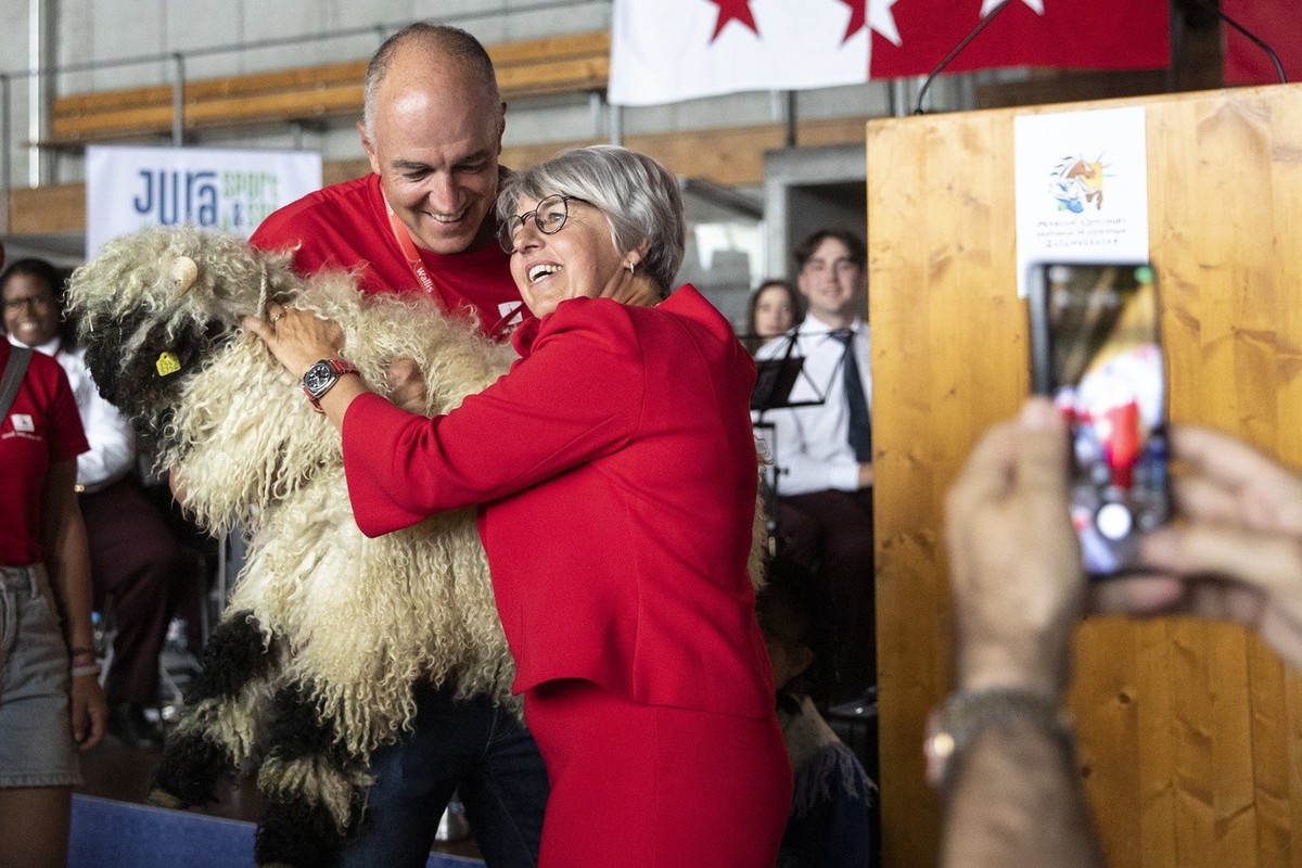 Le conseiller d&amp;#039;Etat valaisan Christophe Darbellay, gauche, offre un mouton a tete noir a la conseillere federale Elisabeth Baume-Schneider, droite, lors du 118eme Marche-Concours National de ...