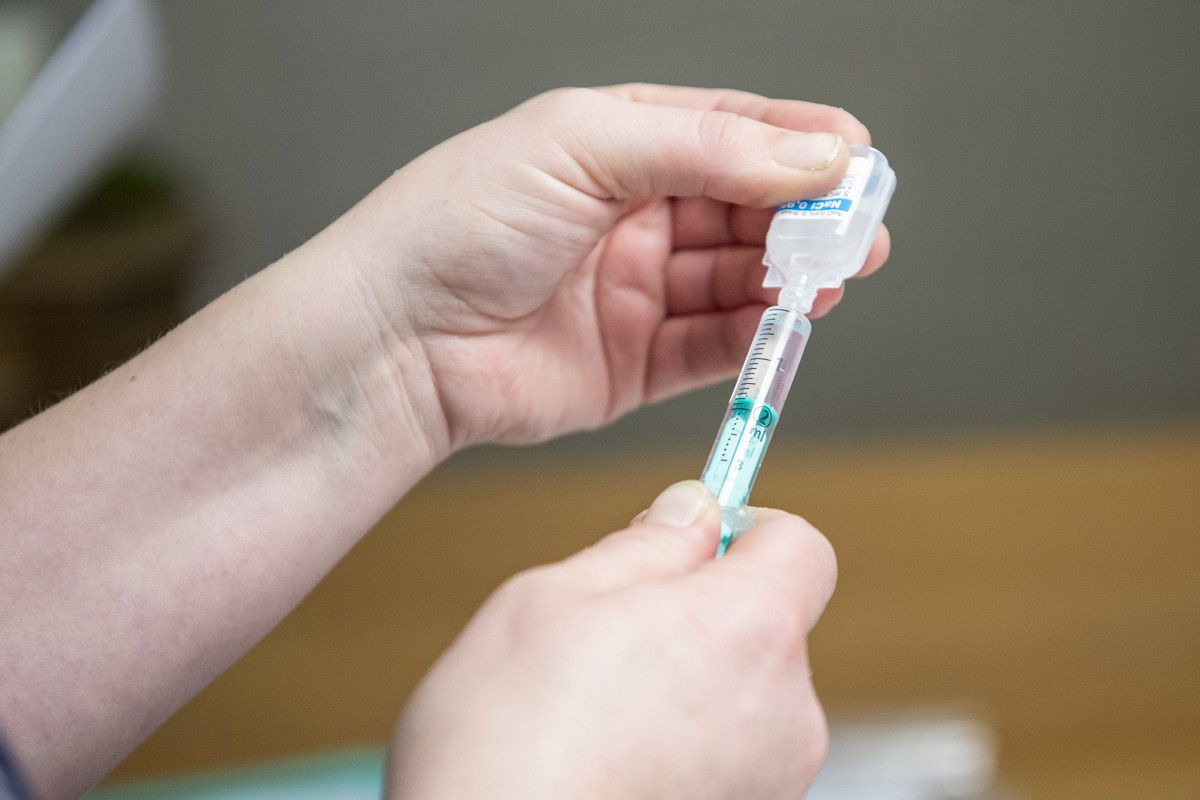 Der Impfstoff von Pfizer Biontech wird vorbereitet, in einem Pflegeheim im Kanton Luzern am Mittwoch, 23. Dezember 2020. Eine ueber 90-jaehrige Frau wird als erste Person im Kanton Luzern und als eine ...