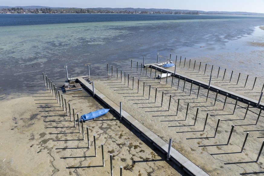 Gestrandete Schiffe auf dem Untersee, aufgenommen am Mittwoch 2. April 2025 im thurgauischen in Mannenbach-Salenstein. Wegen zu wenig Regen und Schmelzwasser ist der Wasserstand am Bodensee sehr niedr ...
