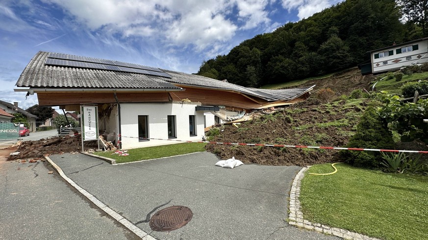 Ein schwerer Murenabgang sorgt f�r eine Evakuierung mehrerer Menschen der Ortschaft Sankt Johann im Saggautal. Mitten im Ort l�ste sich auf Grund der extremen Regenf�lle eine gro�e Mure und besch�digt ...