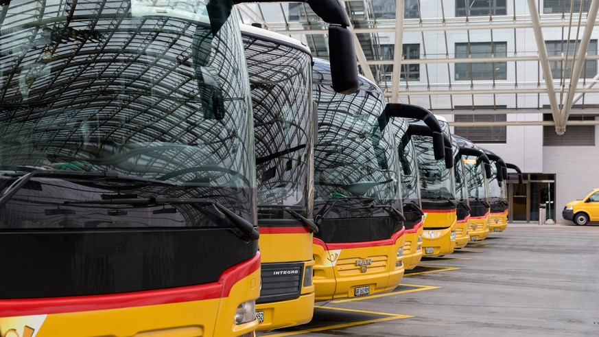 ARCHIV - ZUR MK POST ZUR POSTAUTO-AFFAERE, AM MONTAG, 11. JUNI 2018, STELLEN WIR IHNEN FOLGENDE ARCHIVBILDER ZUR VERFUEGUNG ---- Postautos auf dem Postautodeck im Bahnhof in Chur, am Freitag, 24. Janu ...