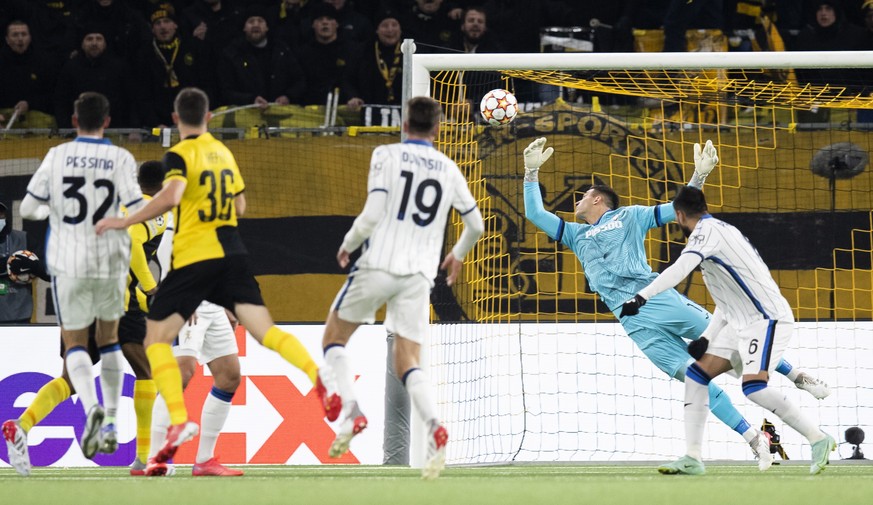 epa09599805 Young Boys&#039; Silvan Hefti (2-L) scores the 3-2 goal against Atalanta&#039;s goalkeeper Juan Musso during the UEFA Champions League group F soccer match between BSC Young Boys Bern and  ...