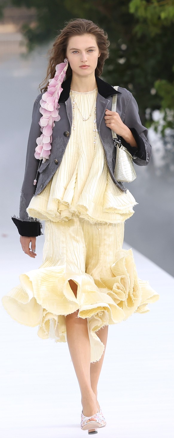 A model wears a creation as part of the Christian Dior Womenswear Spring Summer 2027 collection presented in Paris, France, Tuesday, Sept. 29, 2026. (AP Photo/Thomas Padilla)
Paris Fashion Dior Womens ...