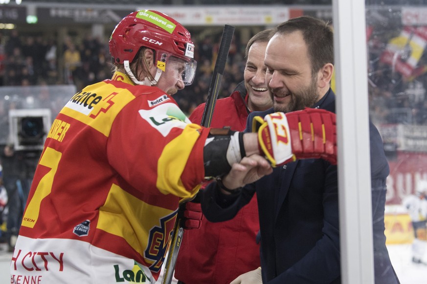 Biels Marco Maurer, links, und Interimstrainer Martin Steinegger freuen sich ueber den 2-1 Sieg, waehrend dem Eishockey National League Spiel zwischen dem EHC Biel und dem EV Zug, am Freitag, 1. Dezem ...