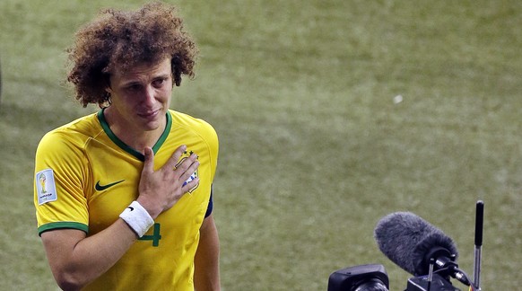 Meine Trickli sind regelmässig Youtube-Hits, dafür brechen mir die Gegner ständig die Wirbelsäule und ich heule nach jeder Niederlage – ich bin ein Brasilianer. FILE - In this July 8, 2014 file photo, Brazil's David Luiz gestures to the camera as he leaves the pitch after Germany defeated Brazil 7-1 at a World Cup semifinal soccer match in Belo Horizonte, Brazil, Tuesday, July 8, 2014. Watching such a tragedy befall the five-time champion at its home World Cup, and the ensuing Amazon rivers of Brazilian tears, became difficult even for some German fans, who later said they just wanted the torturing of Brazil to stop. (AP Photo/Themba Hadebe, File)