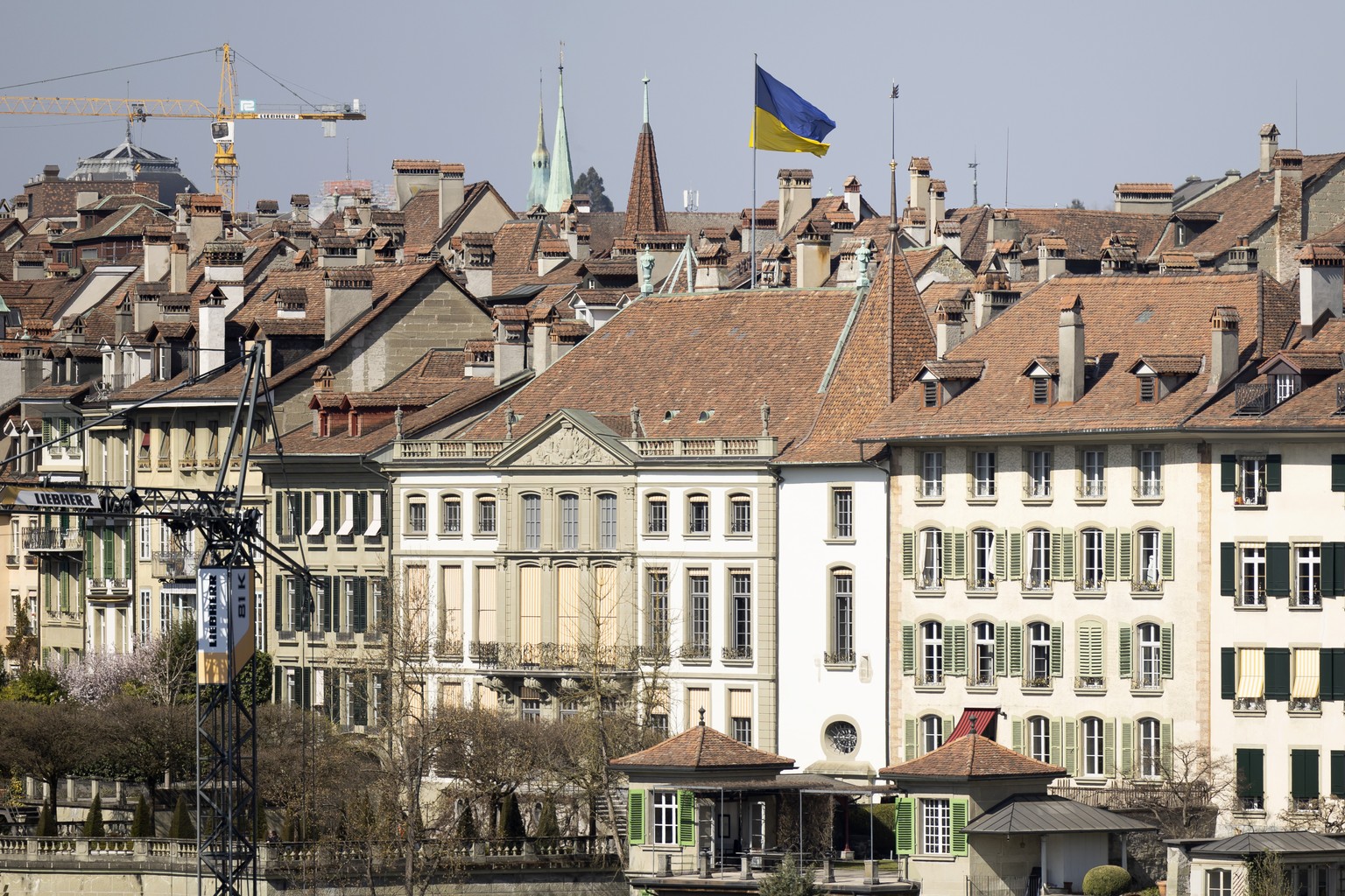 Ein Ukrainische Flagge weht auf dem Dach des Erlacherhofs, dem Sitz des Berner Stadtpraesidenten Alec von Graffenried, am Donnerstag, 24. Maerz 2022 in Bern. (KEYSTONE/Peter Klaunzer)