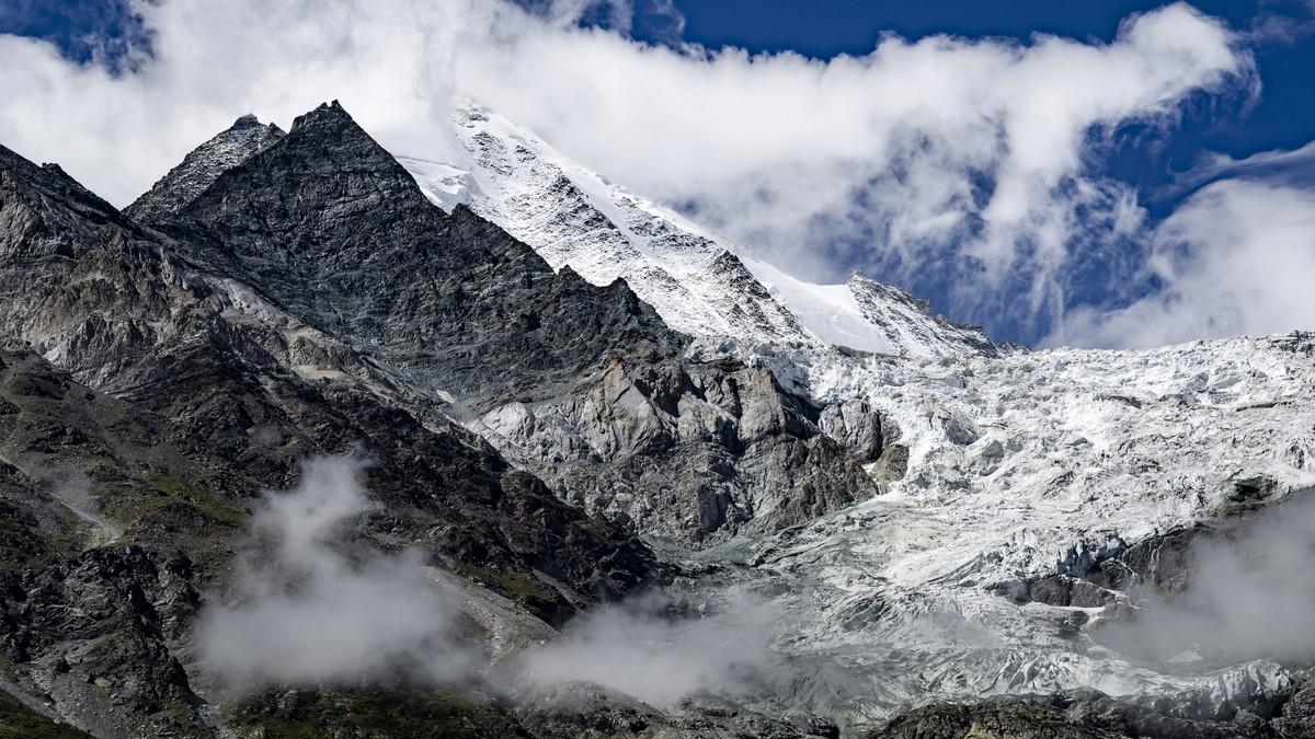 Unstable ice above Randa raises risk of a larger avalanche