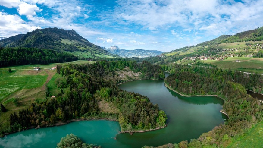 Den Stausee Lac de Montsalvens umrundet man bequem in ca. drei Stunden.