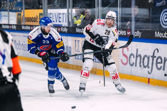 Samuel Walser (HCFG), gauche, lutte pour le puck avec Samuel Guerra (HCL), droite, lors du match du championnat suisse de hockey sur glace de National League entre le HC Fribourg-Gotteron, HCFG, et le ...