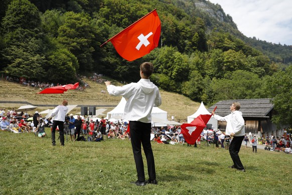 Fahnenschwinger in Aktion waehrend der Bundesfeier auf dem Ruetli, am Mittwoch, 1. August 2018. (KEYSTONE/Peter Klaunzer)