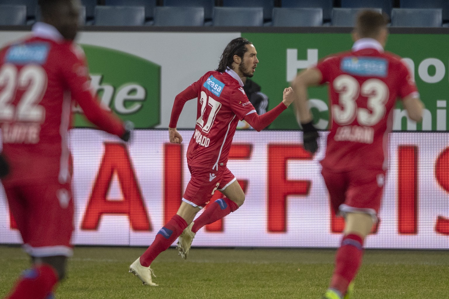 Bruno Morgado, Mitte, von Sion feiert sein Tor zum 0:1 für Sion beim Super League Meisterschaftsspiel zwischen dem FC Luzern und dem FC Sion vom Mittwoch, 13. Februar 2019 in Luzern. (KEYSTONE/Urs Flu ...