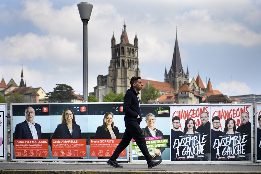 Des affiches du parti socialiste vaudois, PS, representant les trois candidats pour le Conseil d&#039;Etat vaudois, Pierre-Yves Maillard, Cesla Amarelle, Nuria Gorrite, de Les Verts Beatrice Metraux e ...