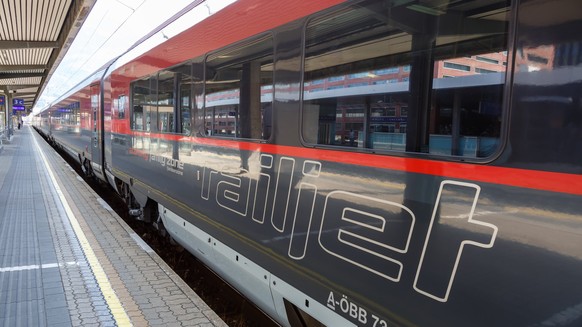 Ein Railjet Zug der ÖBB steht am Perron