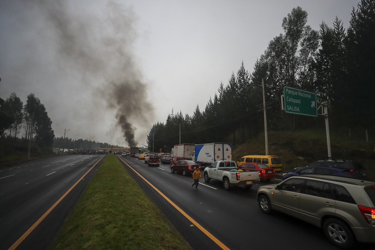 epa10011764 Ecuadorian indigenous people close the main entrance road to Quito as part of a national day of mobilization in the Chasqui sector, Cotopaxi province, Ecuador, 13 June 2022. A partial clos ...
