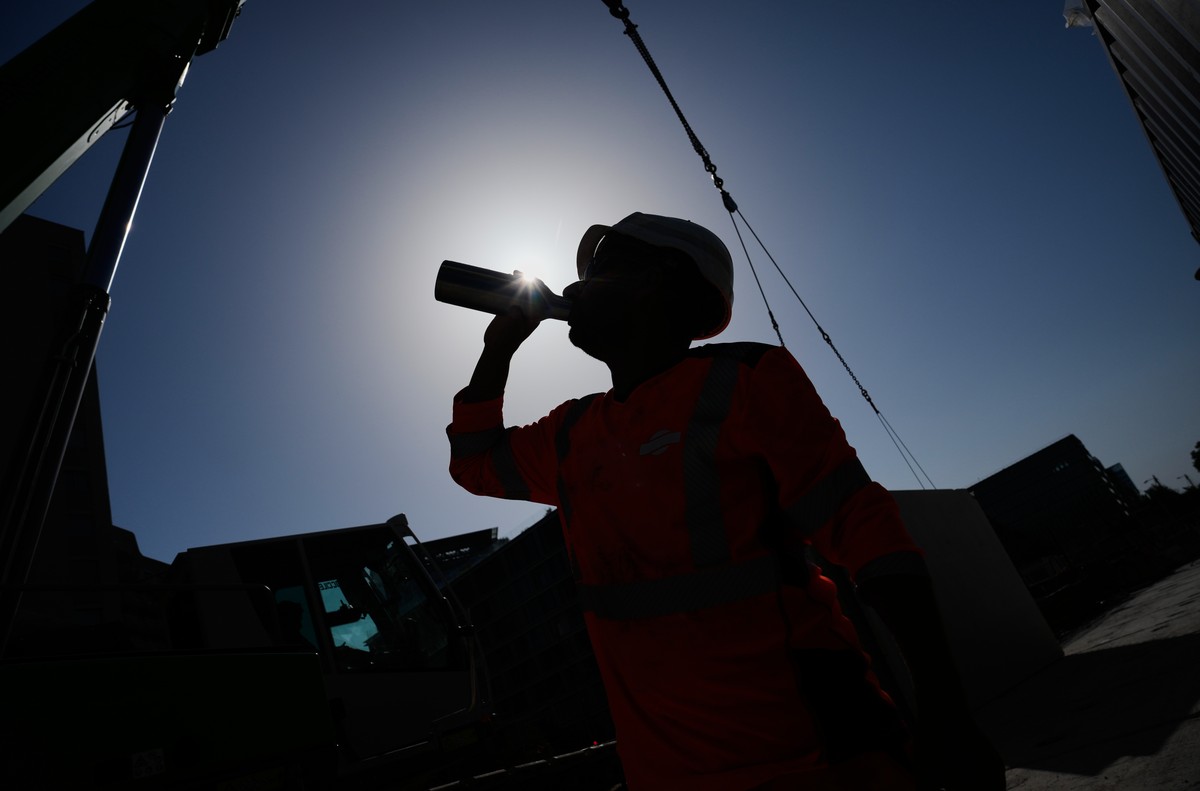 KEYPIX - A worker drinks water on a construction site during high temperatures in Boulogne Billancourt, outside Paris, Wednesday, June 24, 2026. (KEYSTONE/AP Photo/Christophe Ena )