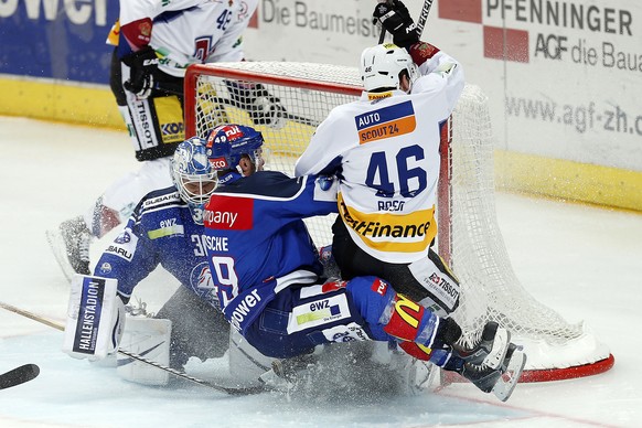 EHC Biel Stürmer Matthias Rossi im Kampf gegen ZSC Lions Stürmer Dan Fritsche und Torhüter Lukas Flüeler.