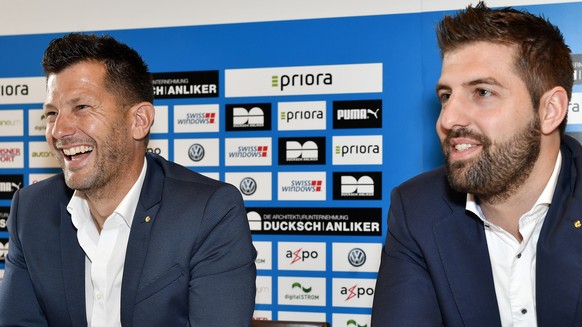 Mathias Walther, links, neuer Sportchef des Grasshopper Club Zuerich und CEO Manuel Huber, rechts, an einer Medienkonferenz in Zuerich am Donnerstag,18. Mai 2017. (KEYSTONE/Walter Bieri)