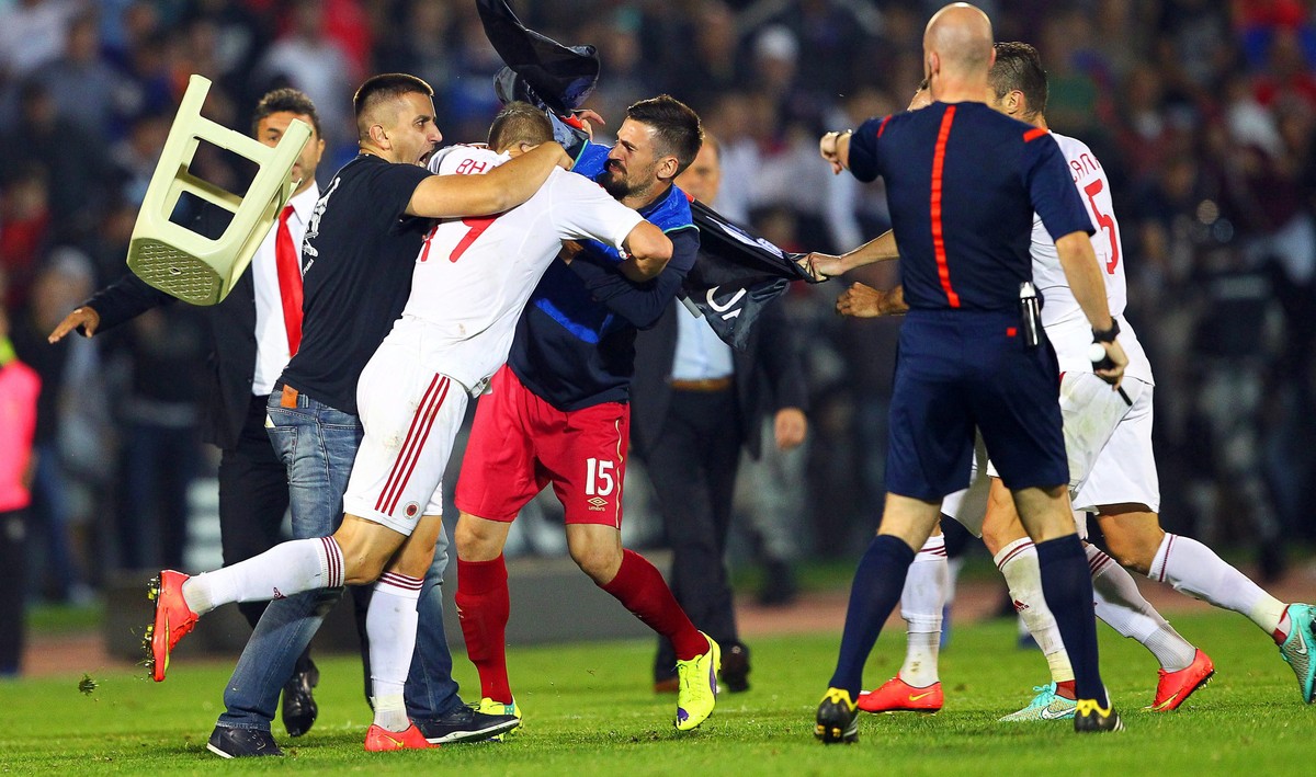 Prügeleien auf dem Rasen. Sogar mit Stühlen gehen die Parteien aufeinander los.&nbsp;Die Spieler, unter ihnen auch die Super-League-Legionäre Taulant Xhaka, Amir Abrashi, Ermir Lenjani und Burim Kukel ...