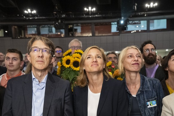 Regierungsraetin Esther Keller, GLP, Mitte, nimmt zur Kenntnis, die Wiederwahl im ersten Wahlgang verpasst zu haben, neben ihren ParteikollegInnen Grossrat Serge Meyer, links, und Grossraetin Claudia  ...