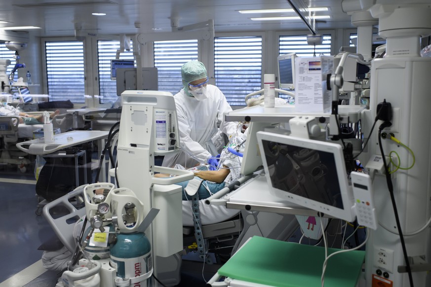 Medical personnel at work in the intensive care unit of the hospital "Hopital cantonal fribourgeois (HFR)" during the coronavirus disease (COVID-19) outbreak, in Fribourg, Switzerland, Monda ...