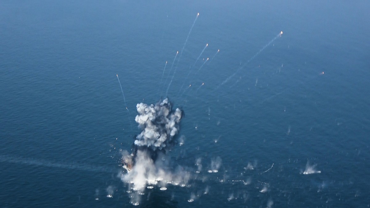 epa12750834 A handout photo made available by Iran's Islamic Revolutionary Guard Corps (IRGC)'s official website Sepahnews on 17 February 2026 shows IRGC conducting a military drill in the S ...
