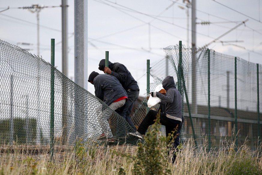 Solche Szenen spielen sich am Eurotunnel täglich ab.