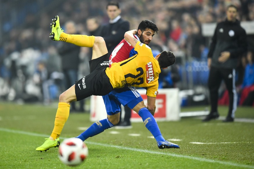 Berns Loris Benito, hinten, im Kampf um den Ball gegen Basels Eray Coemert, rechts, im Fussball Meisterschaftsspiel der Super League zwischen dem FC Basel 1893 und dem BSC Young Boys im Stadion St. Ja ...