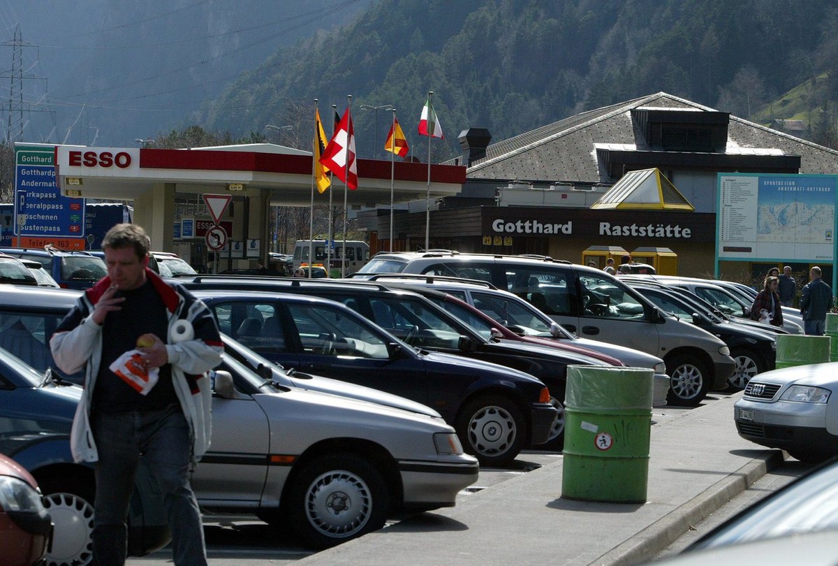 Auf der Gotthard Raststaette bei Erstfeld ist am Karfreitag, 25. Maerz 2005, die uebliche Osterhektik zu spueren wie in den letzen Jahren. Am Gotthard auf der Autobahn A2 in Richtung Sued staute sich  ...
