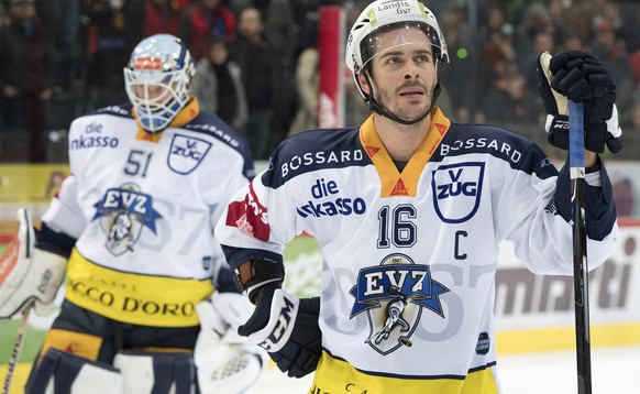 Zugs Raphael Diaz, rechts, und Zugs Torhueter Tobias Stephan, links, reagieren nach der Niederlage (1-2) beim Eishockey Meisterschaftsspiel der National League zwischen den SC Bern und dem EV Zug, am  ...