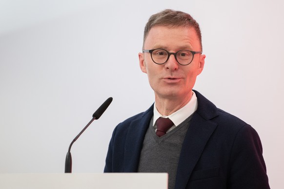 Daniel Lampart, Chefoekonom, spricht an der ausserordentlichen Delegiertenversammlung des Schweizerischen Gewerkschaftsbundes SGB, am Freitag, 11. Februar 2022, in Bern. (KEYSTONE/Peter Schneider)