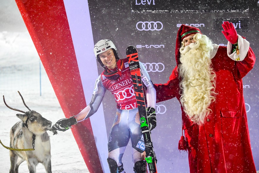 epa08022063 Henrik Kristoffersen of Norway celebrates winning the Men&#039;s Slalom race at the FIS Alpine Skiing World Cup in Levi, Finland, 24 November 2019. EPA/KIMMO BRANDT