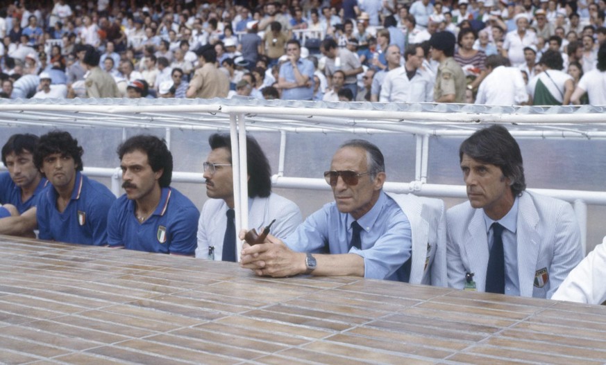 Enzo Bearzot (mit Sonnenbrille) bleibt 1982 cool, als sein Team im Bernabéu das Finale gegen Deutschland 3:1 gewinnt. Rechts neben ihm: Cesare Maldini. Ihre Armani-Anzüge standen Modell für die diesjä ...