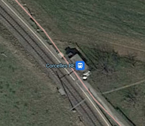 Das sind die grössten Schweizer Gemeinden ohne Bahnhof\nCorcelle BE: Wartehäuschen auf Gemeindegebiet, Perron und Gleis in der Nachbarsgemeinde.