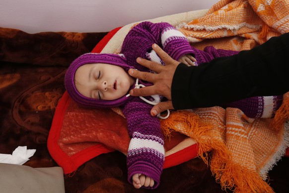 epa07278610 A Yemeni woman carries her sick child as she waits to receive medical attention at a hospital in Sana&#039;a, Yemen, 12 January 2019. According to UNICEF estimates, the ongoing conflict in ...