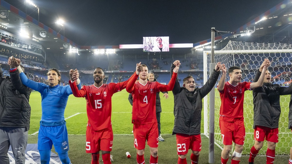 Switzerland's players thank the fans after the UEFA Euro 2024 qualifying group I soccer match between Switzerlandat and Kosovo at the St. Jakob-Park stadium in Basel, Switzerland, on Saturday, No ...