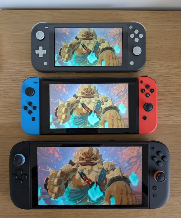 Im Vergleich wirken die Displays der Switch Lite (oben) und der ursprünglichen Switch (Mitte) ausgewaschen.