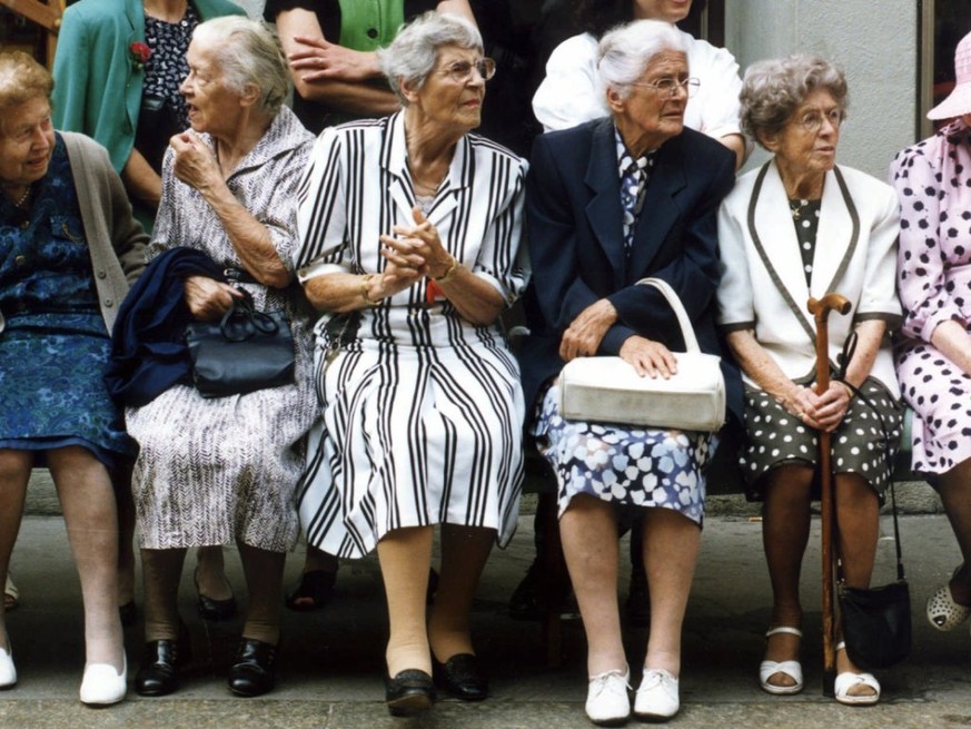 Frauen sollen künftig länger arbeiten. Der Schweizerische Arbeitgeberverband schlägt vor, das Rentenalter für Frauen stufenweise auf 65 zu erhöhen, um die AHV zu entlasten.